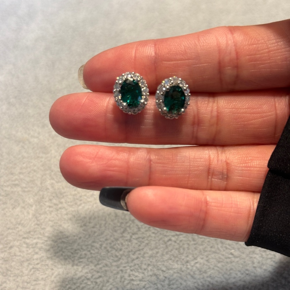 Emerald studded earrings - Picture 3 of 3